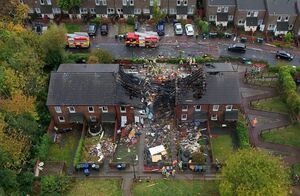 Massive Zerstörungen in der Häuserzeile nach der Explosion und einem folgenden Feuer., © Owen Humphreys/PA Wire/dpa