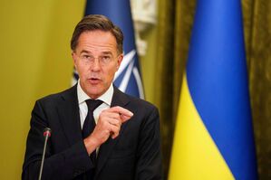 Nato-Generalsekretär Mark Rutte hat zurückhaltend auf den Wunsch der Ukraine reagiert, nun sofort eine bedingungslose Einladung in das Militärbündnis zu bekommen. (Archivbild), © Evgeniy Maloletka/AP/dpa