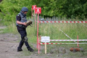  Meist müssen Felder Meter für Meter von Hand mit Metalldetektoren abgesucht werden. (Archivbild) , © -/Ukrinform/dpa