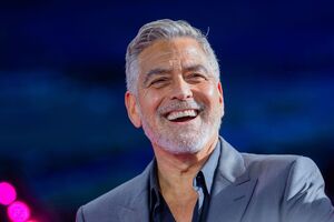 Hollywood-Star George Clooney steht hinter Harris. (Archivbild), © Rolf Vennenbernd/dpa