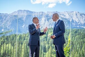 Bergige Landschaft mit US-Präsident: Biden neben Kanzler Scholz beim G7-Gipfel in Bayern. (Archivbild), © Michael Kappeler/dpa