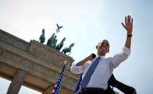 Lässig in der Sommerhitze: Obama hält 2013 vor dem Brandenburger Tor eine Rede. (Archivbild), © picture alliance / dpa