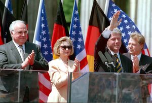 Clinton ist der erste US-Präsident nach dem Mauerfall in Ost-Berlin. (Archivbild), © Peter Kneffel/dpa