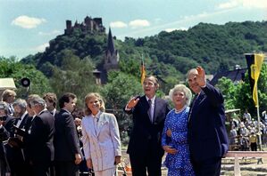 Auch auf dem Wasser standfest: Bush mit Kohl nebst Gattinnen auf dem Rhein. (Archivbild), © Heinz Wieseler/dpa