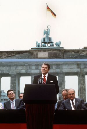 Reagan schreibt mit seiner Aufforderung «Herr Gorbatschow, reißen Sie diese Mauer nieder!» Geschichte. (Archivbild), © picture alliance / Dieter Klar/dpa