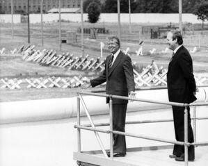 Carter schaut am Potsdamer Platz auf die Berliner Mauer. (Archivbild), © -/dpa