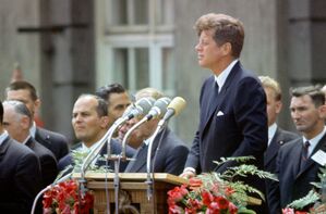 Kennedys Rede vor dem Schöneberger Rathaus geht um die Welt. (Archivbild), © Heinz-Jürgen Göttert/dpa