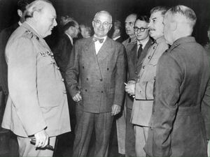 Truman (M.) verhandelt auf der Potsdamer Konferenz die europäische Nachkriegsordnung mit. (Archivbild), © -/EPA FILE/dpa