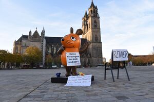 Die von Aktivisten "entführte" Maus protestiert in Magdeburg gegen Kürzungen beim öffentlich-rechtlichen Rundfunk. , © Simon Kremer/dpa