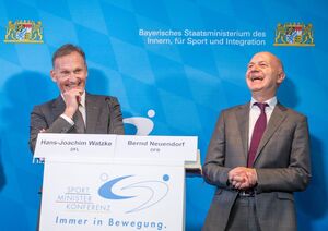 Nach dem Treffen wirkten Hans-Joachim Watzke (links) und Bernd Neuendorf gelöster als davor., © Peter Kneffel/dpa