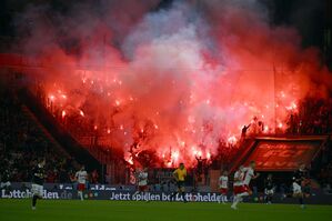 Der Einsatz von Pyrotechnik wird von Politik und Fußball entschieden abgelehnt., © Federico Gambarini/dpa