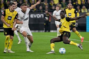 Viele Zweikämpfe, wenig Glanz. Der BVB tat sich gegen St. Pauli schwer. , © Bernd Thissen/dpa