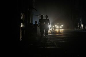 Der Sturm traf den Inselstaat inmitten eines landesweiten Stromausfalls., © Ramon Espinosa/AP/dpa