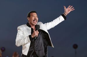 Lionel Richie trat im vergangenen Jahr bei der Krönung von König Charles III. auf. 2025 geht er wieder in Europa auf Tournee und kommt auch fünf Konzerte nach Deutschland., © Chris Jackson/Pool Getty Images/AP/dpa