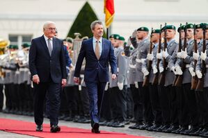 Frederik X. wurde von Bundespräsident Frank-Walter Steinmeier an dessen Amtssitz Schloss Bellevue in Berlin mit militärischen Ehren begrüßt., © Markus Schreiber/AP