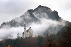 Zu jeder Jahreszeit ein Hingucker: Schloss Neuschwanstein - hier in herbstlicher Landschaft. (Archivbild), © Karl-Josef Hildenbrand/dpa