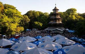 Einer der bekanntesten Biergärten Münchens ist der am Chinesischen Turm im Englischen Garten. (Archivbild), © Sven Hoppe/dpa