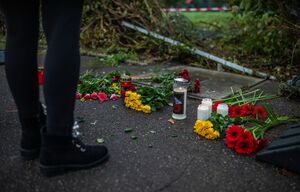 Nach dem Unfall mit drei Toten legen Trauernde Blumen und Kerzen an der Unfallstelle nieder., © Christoph Schmidt/dpa