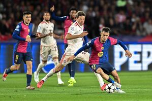 Barcelonas Marc Casado läuft zwei Bayern-Spielern davon., © Sven Hoppe/dpa