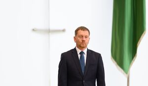 Sachsen Ministerpräsident Michael Kretschmer (CDU) hält die Zahl der ankommenden Flüchtlinge für zu hoch. (Archivbild), © Robert Michael/dpa