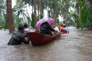 Rettung gab es gebietsweise nur noch mit Booten., © Philippine Army/XinHua/dpa