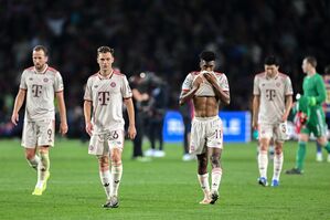 Ende eines Frust-Abends: Die Bayern-Verlierer um Joshua Kimmich (2.v.l.)., © Sven Hoppe/dpa