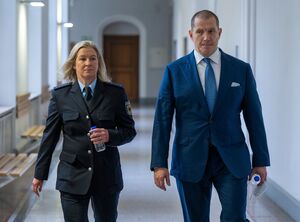 Claudia Pechstein und ihr Lebensgefährte Matthias Große auf dem Weg zum Gerichtssaal., © Peter Kneffel/dpa