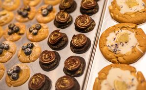 Verziert und getoppt machen die Cookies auch optisch was her. (Archivbild), © Christoph Schmidt/dpa