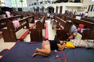 Auch Kirchen wurden als Evakuierungszentren genutzt., © Aaron Favila/AP