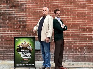 John Cleese (l) bei der Präsentation für sein Theaterstück «Fawlty Towers». (Archivbild), © Benedikt von Imhoff/dpa