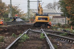 Eine Herausforderung für Ingenieure und Bauarbeiter ist die Überquerung des Wesel-Datteln-Kanals - auf drei Kilometern Länge müssen dafür die Gleise angehoben werden., © Oliver Berg/dpa