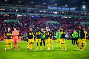 Pfiffe nach der Niederlage: Die BVB-Profis vor ihren mitgereisten Fans., © Tom Weller/dpa