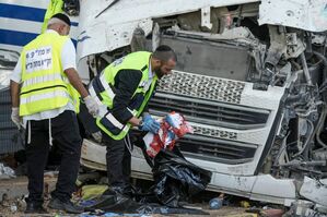 Mitglieder des Rettungs- und Bergungsteams Zaka arbeiten an der Stelle, an der ein Lkw-Fahrer eine Bushaltestelle gerammt und dabei Dutzende von Menschen verletzt hat., © Oded Balilty/AP