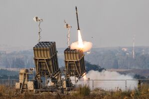 Das israelische Iron-Dome-Raketenabwehrsystem feuert eine Abfangrakete ab., © Ilia Yefimovich/dpa