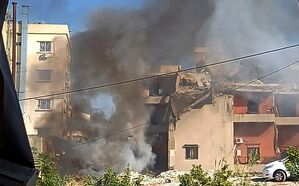 Rauch steigt aus einem Gebäude auf, das von einem israelischen Luftangriff getroffen wurde, in der südlichen Hafenstadt Sidon, Libanon., © Mohammad Zaatari/AP