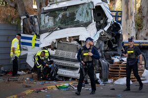 Die israelische Polizei und die Rettungsdienste inspizieren den Ort, an dem ein Lastwagenfahrer eine Bushaltestelle in der Nähe eines Armeestützpunktes gerammt und dabei Dutzende von Menschen verletzt hat., © Oded Balilty/AP/dpa