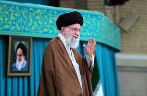 Irans Religionsführer Ajatollah Ali Chamenei winkt bei einem Treffen in Teheran der Menge zu., © Uncredited/Office of the Iranian Supreme Leader/AP/dpa