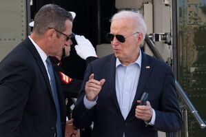 Präsident Joe Biden spricht mit einem Secret Service Agenten, als er mit der Marine One auf der Delaware Air National Guard Base in New Castle, Delaware, ankommt., © Manuel Balce Ceneta/AP/dpa