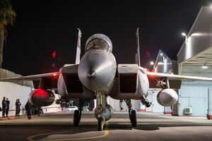 Ein bewaffnetes F-15 Flugzeug der israelischen Luftwaffe startet von einem unbekannten Ort in Israel aus zum Angriff auf den Iran., © -/Israeli Army/AP/dpa