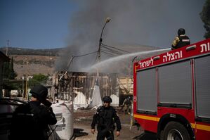 Israelische Feuerwehrleute löschen einen Brand, nachdem eine aus dem Libanon abgefeuerte Rakete im September in den Ort Kiryat Shmona eingeschlagen ist., © Leo Correa/AP/dpa