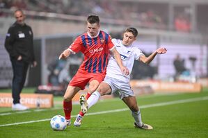 Der 1. FC Heidenheim um Jan Schöppner (l) und die TSG 1899 Hoffenheim um Tom Bischof (r) lieferten sich ein intensives Duell., © Harry Langer/dpa