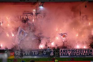 Wegen des Abbrennens von Pyrotechnik durch Hoffenheim-Anhänger mussten beide Mannschaften das Spielen kurz einstellen., © Harry Langer/dpa