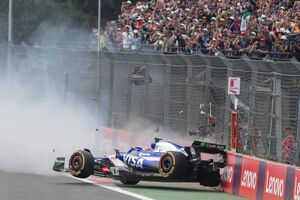 Mit seinem Crash sorgt Yuki Tsunoda direkt nach dem Start für eine Safety-Car-Phase., © Fernando Llano/AP