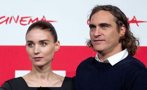 Joaquin Phoenix und Rooney Mara sind Eltern von zwei kleinen Kindern. (Archivbild), © Claudio Peri/ANSA/EPA/dpa