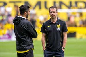 Neuerdings als Krisenmanager gefordert: BVB-Sportchef Lars Ricken (r). , © David Inderlied/dpa