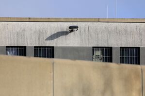 Vergitterte Fenster in einem Trakt der Justizvollzugsanstalt Augsburg-Gablingen. Der JVA wird die Misshandlung von Häftlingen vorgeworfen., © Karl-Josef Hildenbrand/dpa