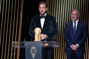 Harry Kane (l) bei der Ballon d'Or-Veranstaltung am Montagabend in Paris, neben ihm der frühere Bayern-Chef Karl-Heinz Rummenigge., © Michel Euler/AP