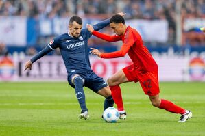 Jamal Musiala (r) spielte bei Bayerns 5:0 in Bochum groß auf., © David Inderlied/dpa