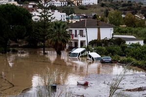 In Álora unweit von Málaga, wo auch diese Autos Schaden nahmen, geriet ein Schnellzug aus den Gleisen., © Gregorio Marrero/AP