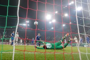 Schalkes Torwart Justin Heekeren hat Pech mit dem Untergrund., © Harry Langer/dpa